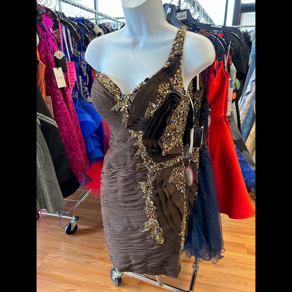 Short brown one shoulder dress by Terani Couture size 4. Beautiful beading nwt